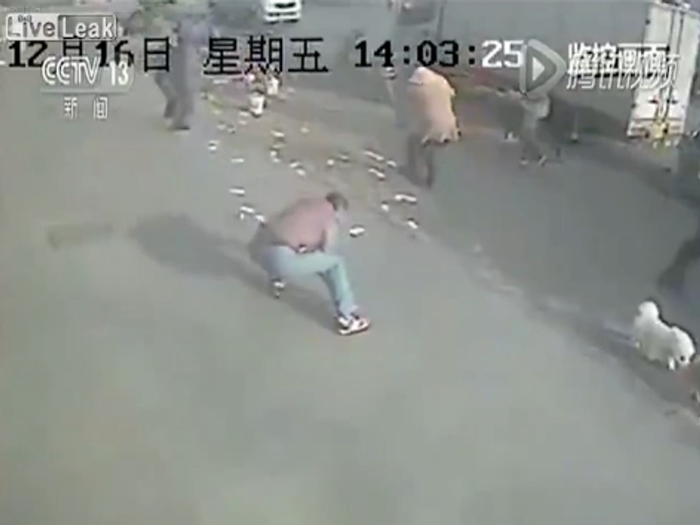 Para Dolu Çantasını Düşürünce Paraları Havada Uçuşan Şanssız Adam