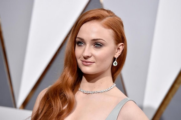 Hollywood camiasını yakından takip ediyorsanız ünlü oyuncu Sophie Turner'ı duyma ihtimaliniz bayağı bi' yüksek!