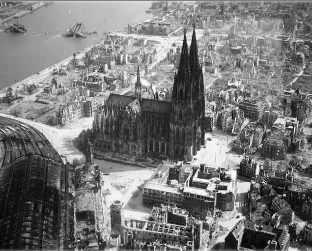 Единственное уцелевшее здание после бомбового обстрела Кельна в 1944 году - Кельнский собор