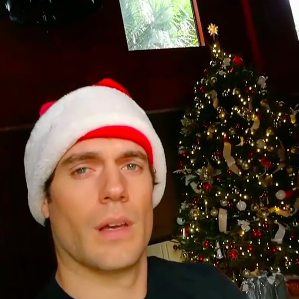 12. Генри Кавилл поделился с нами фото своей рождественской елки 🎄
