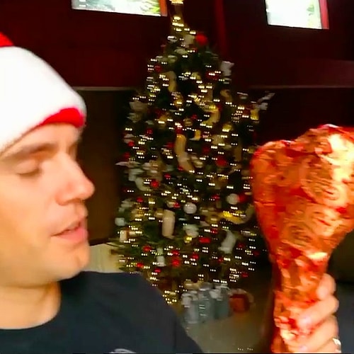 Генри Кавилл поделился с нами фото своей рождественской елки 🎄