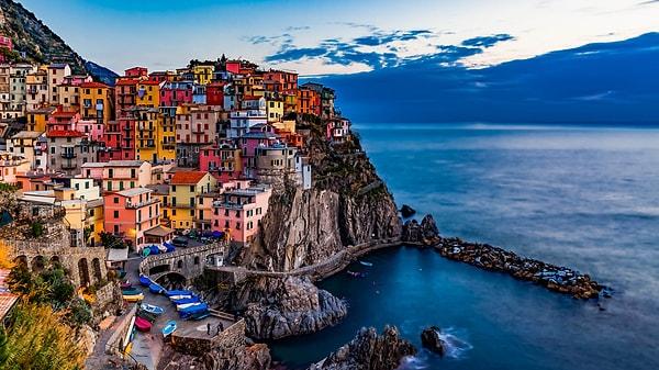 Cinque Terre’nin büyük bir kısmına ancak yürüyerek ulaşılabiliyor. Corniglia haricindeki köylere ise yolcu feribotlarıyla da ulaşmak mümkün.