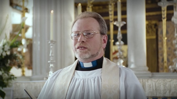 36. Священник на свадьбе Питера и Джульет