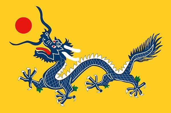 4. Antik Çin'de hükümdarların ejderha soyundan geldiğine inanılırdı. Bu görsel Qing Hanedanı'nın bayrağı. Han Hanedanı'nın kurucusu Liu Bang'ın annesinin rüyasında bir ejderha gördükten sonra oğluna hamile kaldığı anlatılır.
