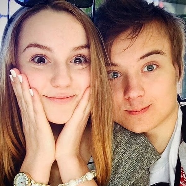 1. Когда начался их роман, Ивану Рудскому было 18, а его возлюбленной Марьяне Рожковой – 15. Парень переехал к девушке в Японию.