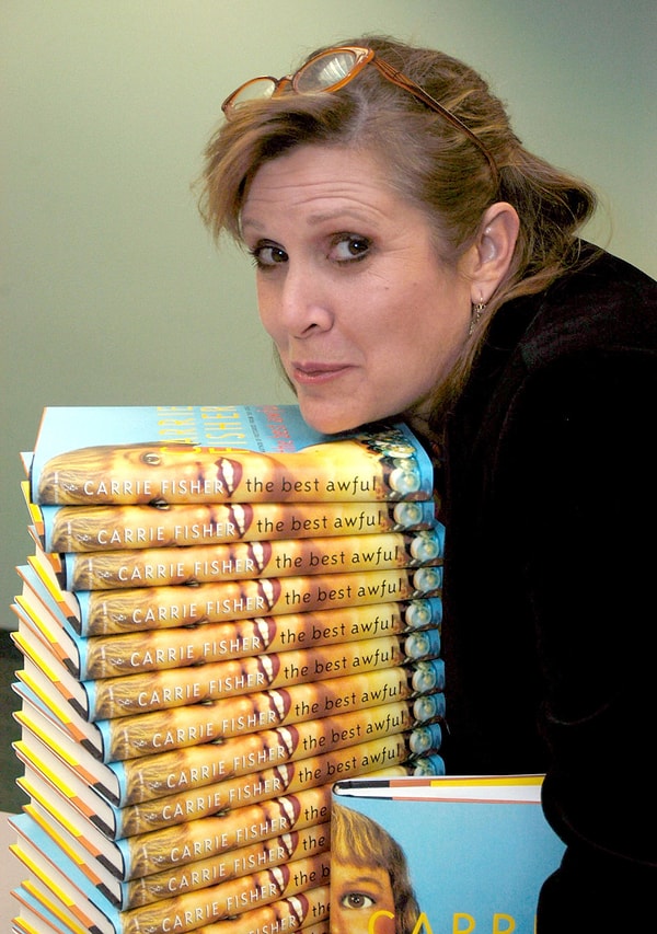 15. Кэрри Фишер и экземпляры ее книги "Хуже не бывает". 2004 год