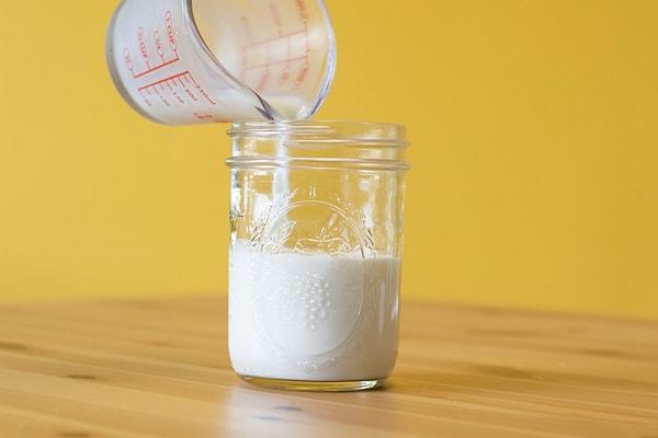 2. Uzun süre buzdolabında muhafaza ettiğin süt, mikrodalga ile bakteri üretecektir.