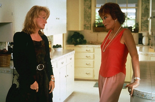 7. Фишер была честна по поводу своей наркотической зависимости, признаки которой начались еще когда она, будучи 13-летней девочкой, начала курить марихуану. По ее словам, позже она увлеклась еще и кокаином и LSD. Эти проблемы раскрываются в ее полу-автобиографическом романе «Открытки с края бездны», по которому был снят фильм с Мерил Стрип в главной роли.