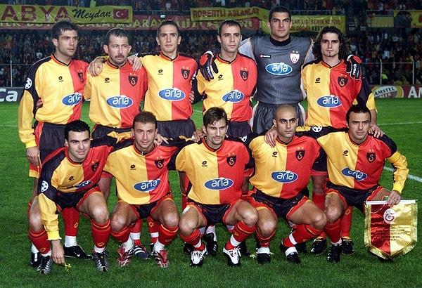 Başka bir deyişle Galatasaray'ın son 2 yıldızlı forması buydu. 2001-02 sezonunda Lucescu yönetiminde 78 puanla şampiyon olan sarı kırmızılı ekip, 15. şampiyonluğuna ulaşarak 3. yıldızı takan ilk Türk takımı olmuştu.