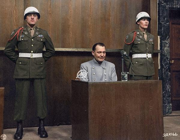 17. İkinci Dünya Savaşı sonrası yargılamaların yapıldığı Nürnberg duruşmalarından biri. Sanık Hermann Göring. 1946.