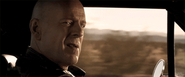 53 Filmden Bruce Willis'i Öldürmeye Çalışan Kişileri Gösteren Zekice Kurgulanmış Kısa Film