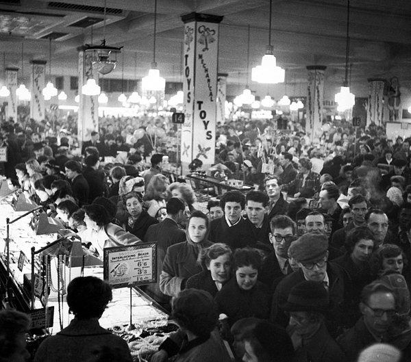 3. Noel alışverişinin Londra'daki Woolworths'da yarattığı kaos ortamı, 1955.