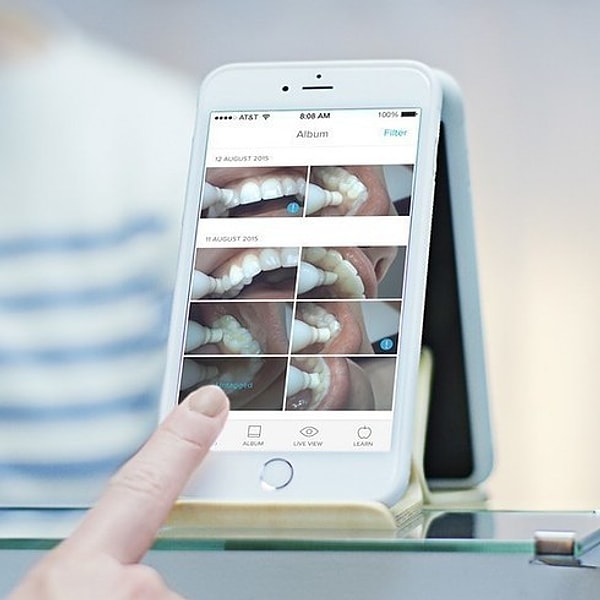 16. Зубная щетка, оснащенная камерой