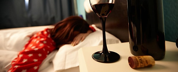 2. Не пейте перед сном алкоголь и кофе