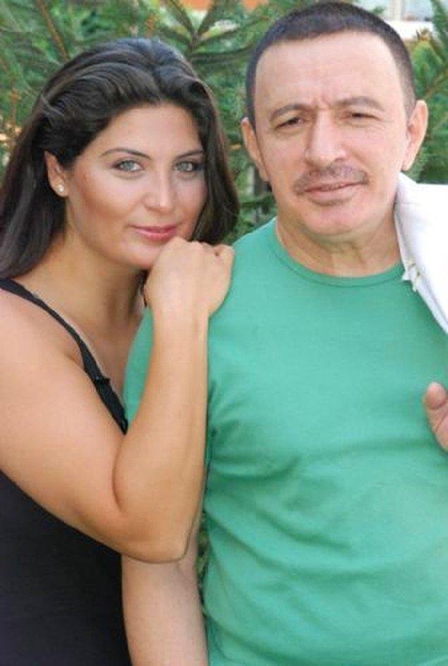 Mustafa Topaloğlu 1998 yılında, Hasibe Topaloğlu ile evli olmasına rağmen kendinden 25 yaş küçük olan Derya Abnat ile ilişki yaşamaya başladı.