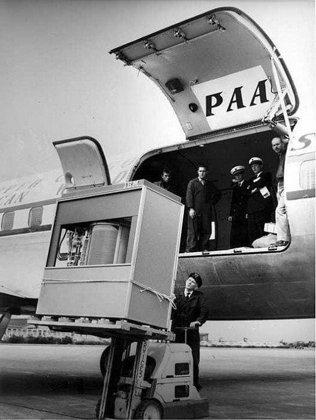18. A 5 MB hard disk which is loaded to a aircraft in 1956.