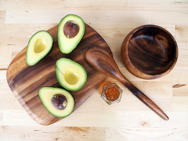 6. Avokado ile ellerin E vitamini ihtiyacını karşılıyoruz.