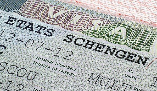 3. Avrupa Ekonomik Topluluğu üyesi beş ülke arasında, sınır kapılarındaki polis ve gümrük kontrollerini bütünüyle ortadan kaldırmayı amaçlayan Schengen Anlaşması yürürlüğe girdi.