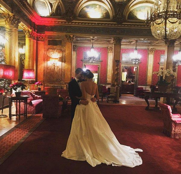 Belediye binasında evlenen çiftin düğünü ne kadar sade olsa da, salonun dekorasyonu, Şükran'ın zarif gelinliği gayet şık oldu.