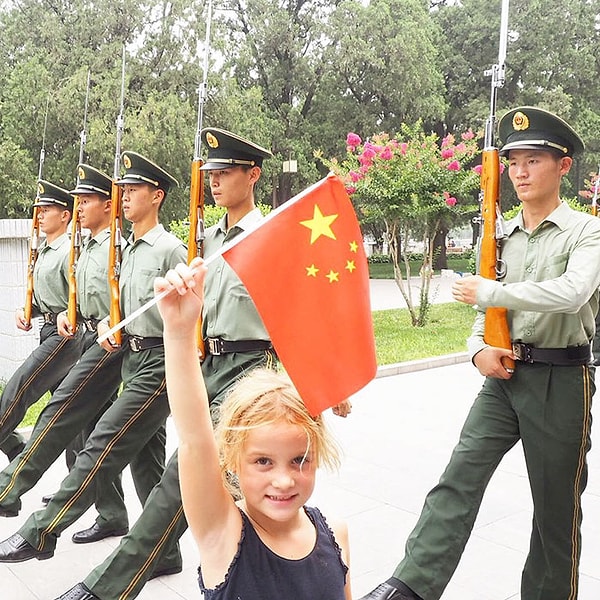 3. Она решила взять ее, тогда еще 5-летнюю дочь, и посмотреть мир