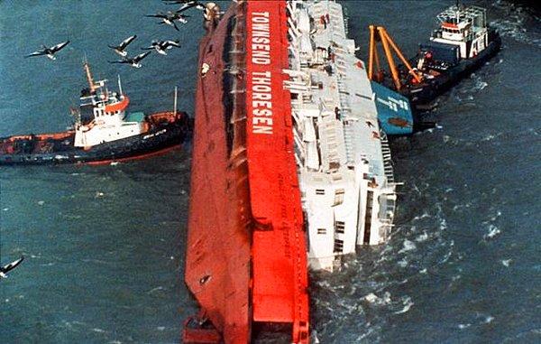1. Herald of Free Enteprise adlı feribot Belçika'nın Zeebrugge Limanı açıklarında battı. 200 yolcu öldü.