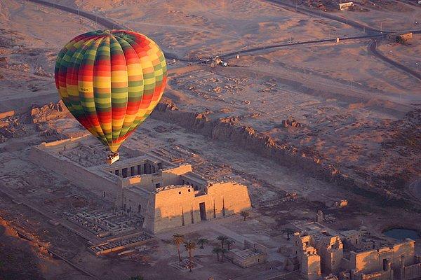 17. Krallar Vadisi'nin balonla kuşbakışı manzarası, Mısır
