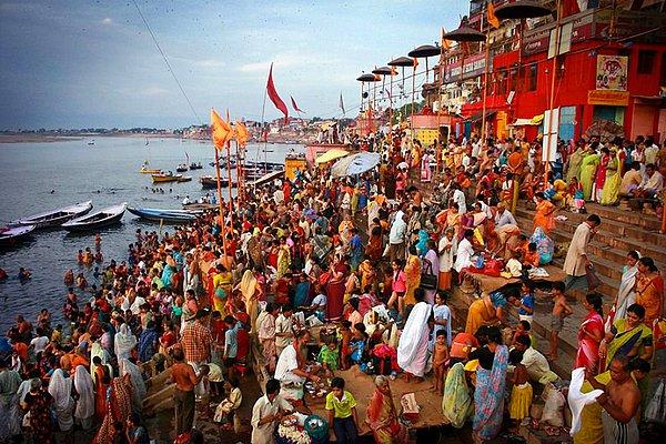 19. Varanasi'de güneşin doğuşu, Hindistan