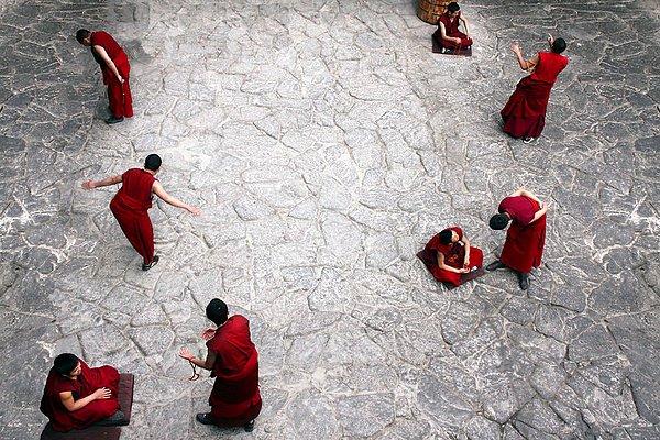 27. Lhasa'daki Jokhang Tapınağı'nda keşişler her akşamüstü doktrinleri tartışıyorlar, Tibet