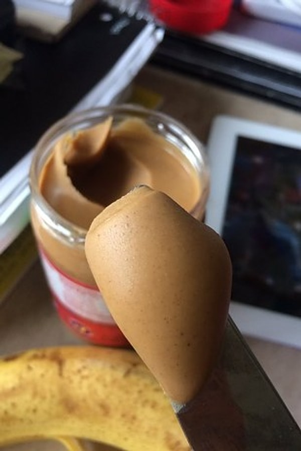 6. Нарушить идеально гладкую поверхность арахисовой пасты...