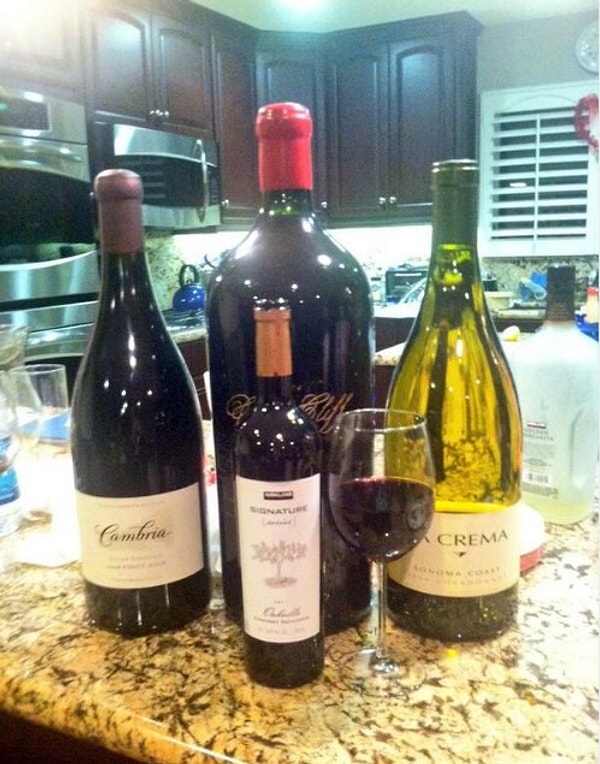 9. Трехлитровые бутылки вина.