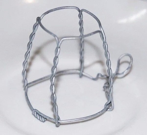 17. Проволока, удерживающая пробку шампанского, имеет длину 52 см и называется мюзле.