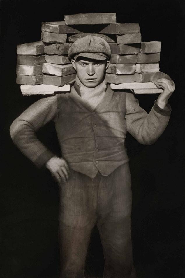 87. Bricklayer, August Sander, 1928