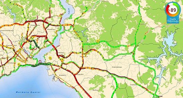 İstanbul Büyükşehir Belediyesi verilerine göre cuma akşamı trafik yüzde 90’a ulaşırken ana yollarda kilometrelerce trafik uzunluğu oluştu