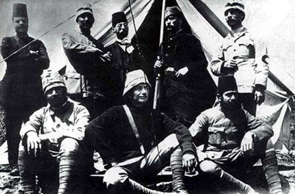 10. Geceleri çadırda kalıyorlardır. Mustafa Kemal fasulye ayıklıyor, Fuat pişiriyordur.