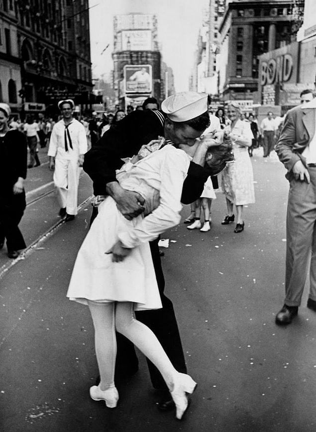 10. V-J Day In Times Square, Alfred Eisenstaedt, 1945