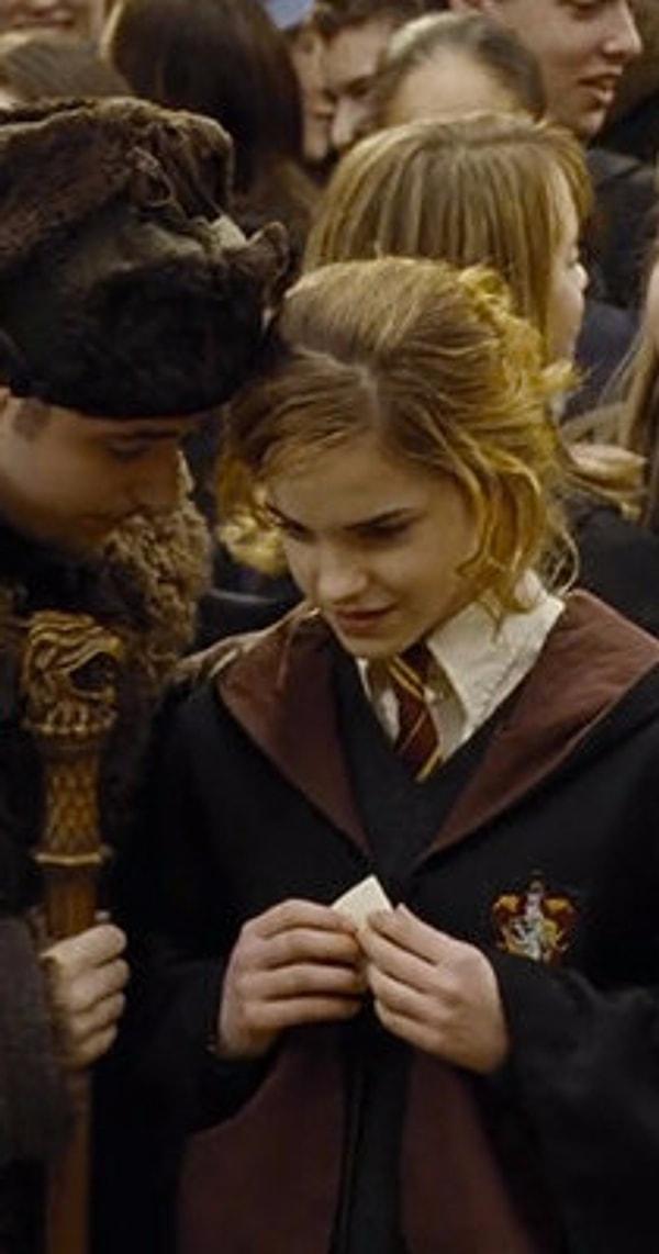 34. Okurları Hermione'nin ismini okumakta zorlandığı için, Rowling Hermione'nin Viktor Krum'a ismini açıkladığı bir sahne yazdı.