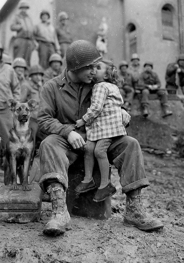 18. Sevgililer gününde Amerikalı bir askere öpücük veren Fransız küçük kız, 1945.
