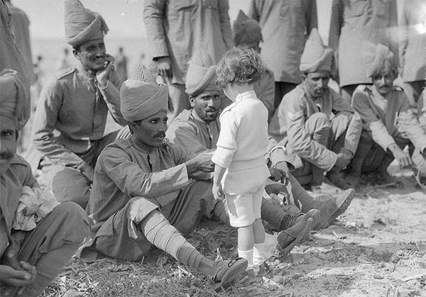 25. Fransız ve İngiliz kuvvetleri ile beraber savaşacak olan Hindistanlı askerlere kendini tanıtan Fransız çocuk, 30 Eylül 1914.