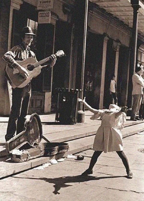 27. Bir sokak müzisyeni ve küçük kız...