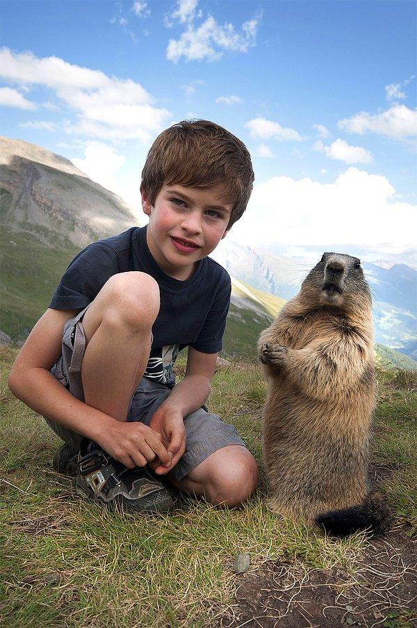 Matteo ve doğayı çok seven ailesi her yıl Avusturya Alplerinde aynı yere gidiyor. Matteo bu şirin hayvanlarla ilk defa 4 yaşındayken tanışmış.