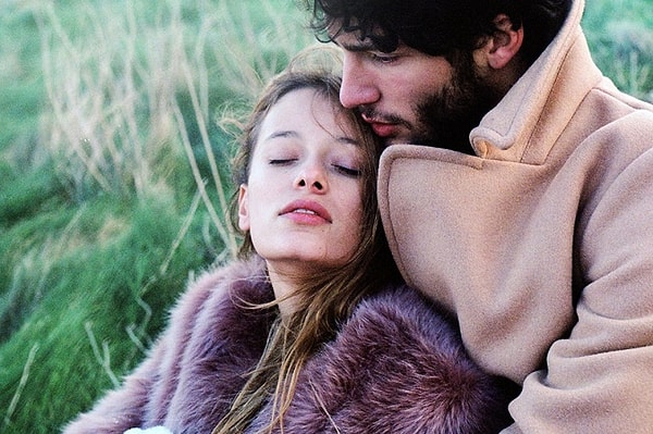 2. Позвольте ей быть с вами открытой, но никогда не требуйте этого. Докажите ей, что она может доверять вам свои даже самые большие секреты.