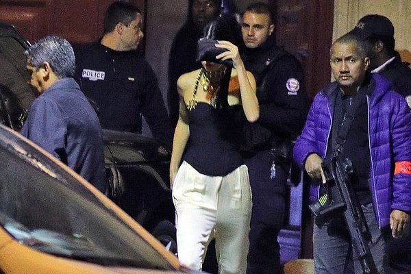 5. Напомним, что 3 октября 2016 года на Ким Кардашян в парижском отеле напали вооруженные грабители. Они связали звезду, заперли ее в ванной и вынесли из номера украшения на 9 млн. долларов и два мобильных телефона с личными фотографиями