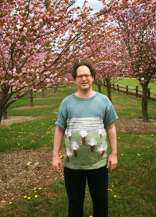 2. Техника проста. Сначала он определяется с рисунком будущего свитера: обычно это бывает пейзаж или символ. А потом приступает к делу.