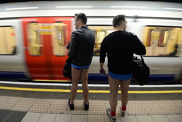 3. Эти двое даже надели одинаковое по цвету белье 👍