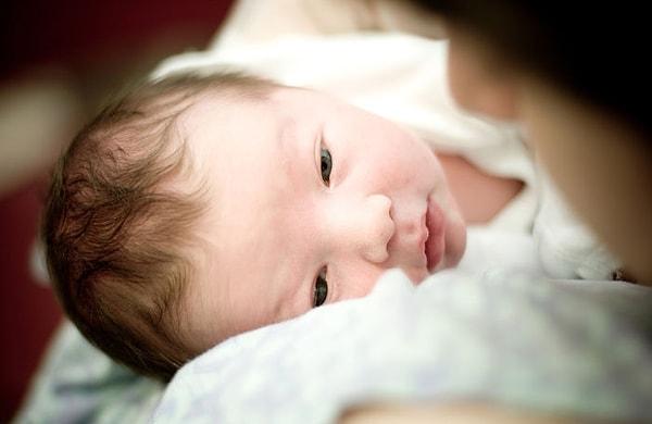 Normal doğum çok uzun ve zorlu geçmişse, bebeğin kafa derisinde ya da köprücük kemiğinde zedelenmeler olabiliyor.