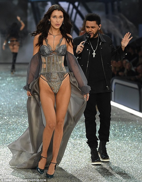 7. Ведь несмотря на неловкий момент, произошедший между бывшими любовниками на шоу Victoria's Secret, - они не возобновили отношения, хоть их поклонники так на это надеялись