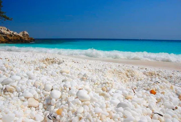 Пляж греческого острова Тасос полностью покрыт мраморной крошкой вместо привычного песка или гальки.