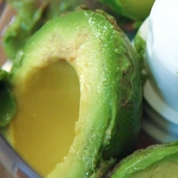 4. Заморозьте пюре из авокадо, чтобы использовать его в зеленых смузи