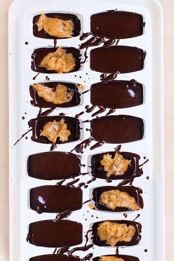 14. И на десерт: заморозьте расплавленный шоколад и остатки арахисового масла