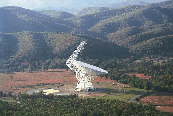 4. Çalışmalarını Batı Virginia'daki ''Green Bank Telescope'' diye adlandırılan bu devasa teleskop ile yürüten McGill Üniversitesi uzmanları, bahsi geçen sinyallere bu alet sayesinde ulaşmışlar.